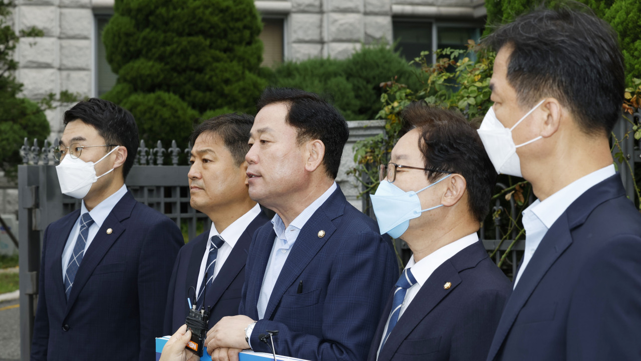 Democratic Party lawmakers hold a protest outside the Seoul office of the Board of Audit and Inspection on Tuesday to condemn the latest investigations into the Moon Jae-in administration. (Yonhap)