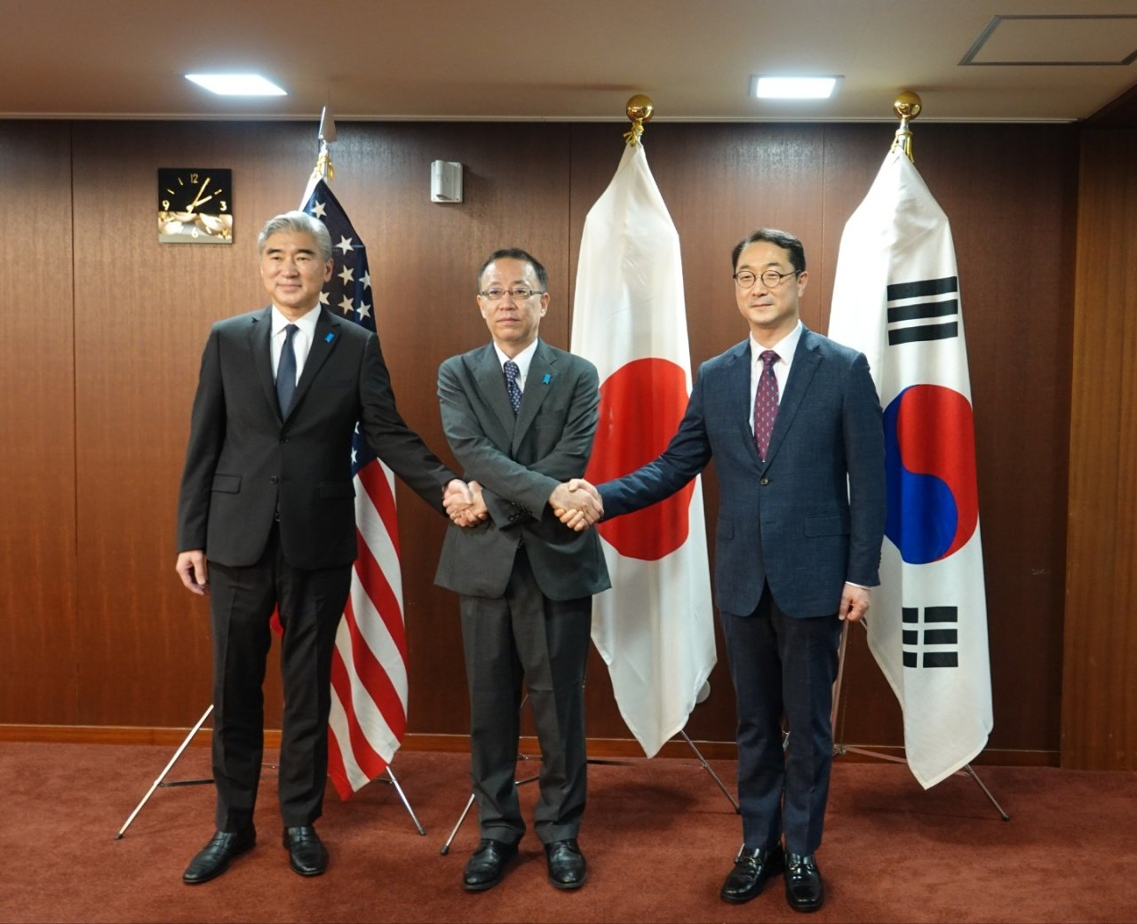 Kim Gunn, Seoul's special representative for Korean Peninsula peace and security affairs (right), shakes hands with Sung Kim, Washington's special representative for North Korea (left), and Takehiro Funakoshi, director general for Asian and Oceanian affairs at Japan’s Foreign Ministry before their trilateral talk at the Japanese Foreign Ministry in Tokyo, Japan on Sept. 7. (Yonhap)
