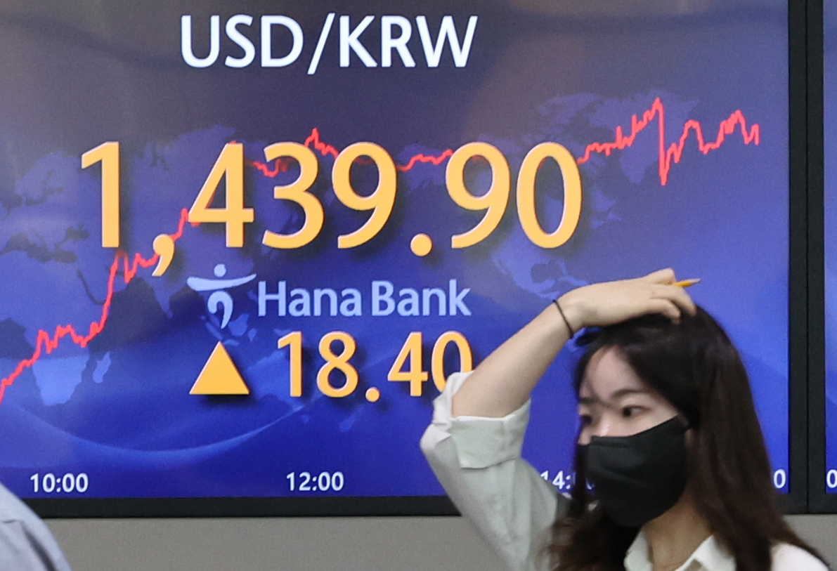In this file photo, an electronic signboard in the dealing room of Hana Bank in Seoul shows the South Korean currency closed at 1,439.90 won against the US dollar last Wednesday down 18.40 won from the previous session, amid mounting concerns over a global recession. (Yonhap)