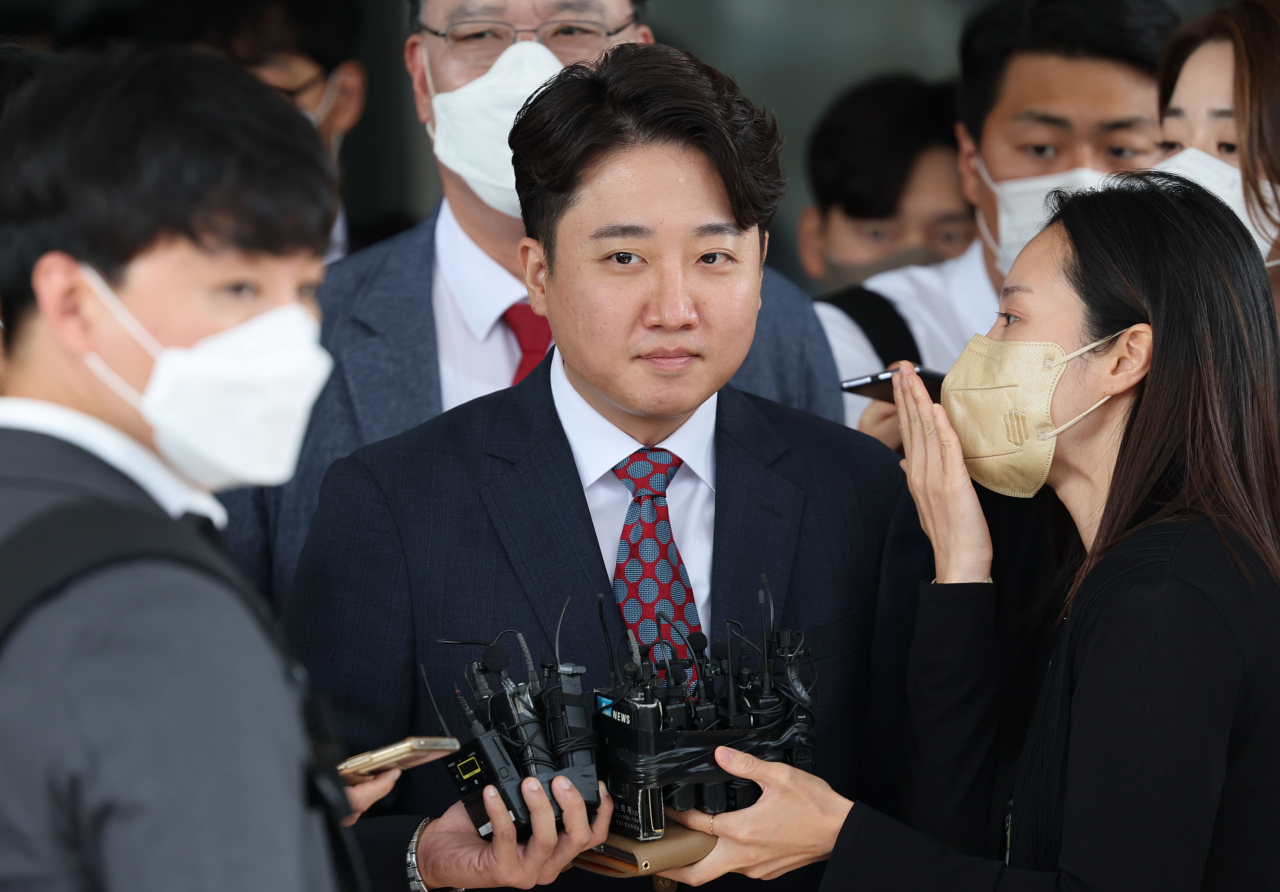 Former People Power Party (PPP) Chairman Lee Jun-seok speaks to the press as he leaves the Seoul Southern District Court after attending a questioning, in this file photo taken last Wednesday. (Yonhap)