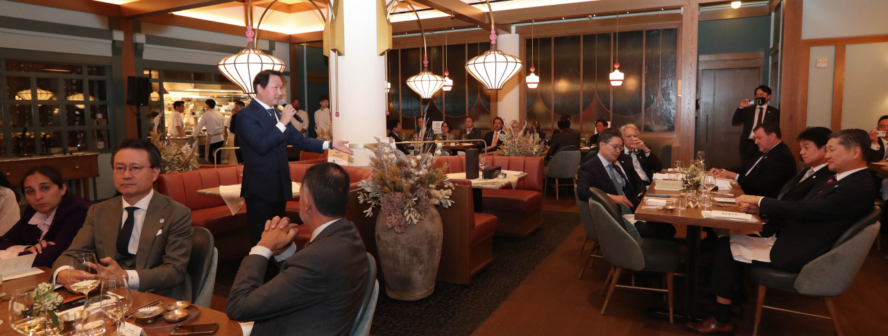SK Group Chairman Chey Tae-won speaks during a banquet he hosted for UN ambassadors at a hansik restaurant in New York last month. (KCCI)