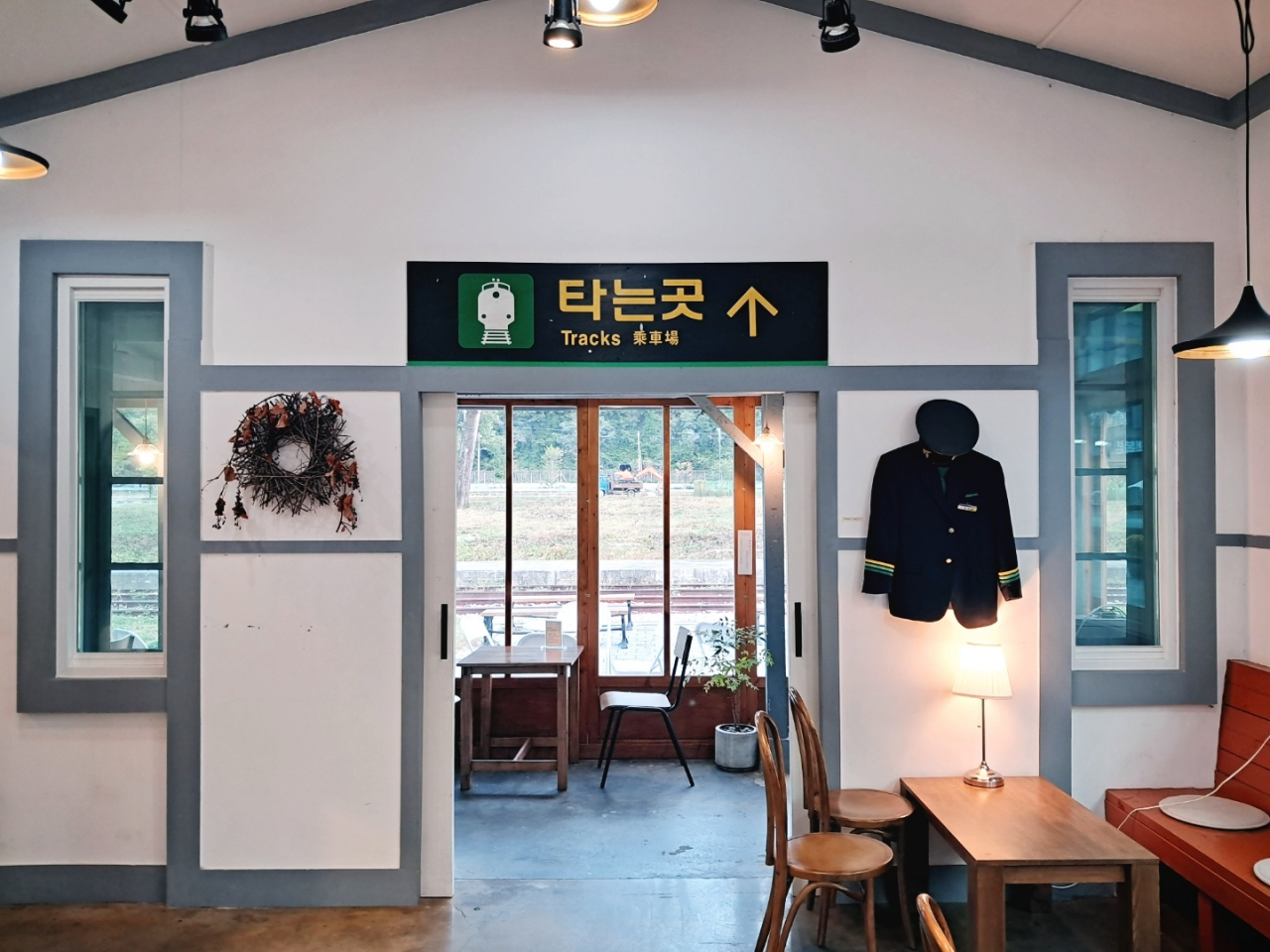 The renovated building keeps some features of the old train station in Cafe Gaeun (Lee Si-jin/The Korea Herald)