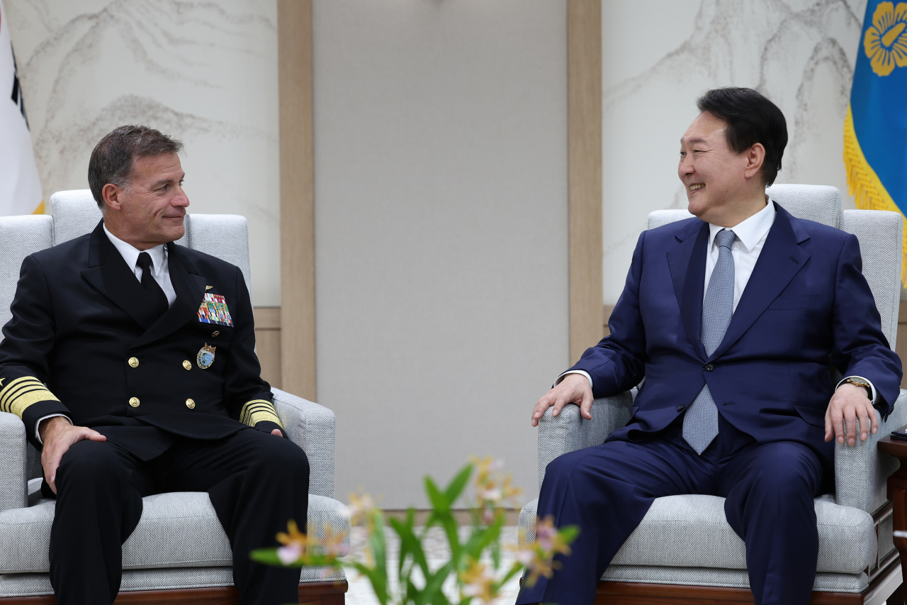 US Indo-Pacific Commander Adm. John Aquilino (left) and President Yoon Suk-yeol speak at a meeting held Thursday. (Presidential Office)