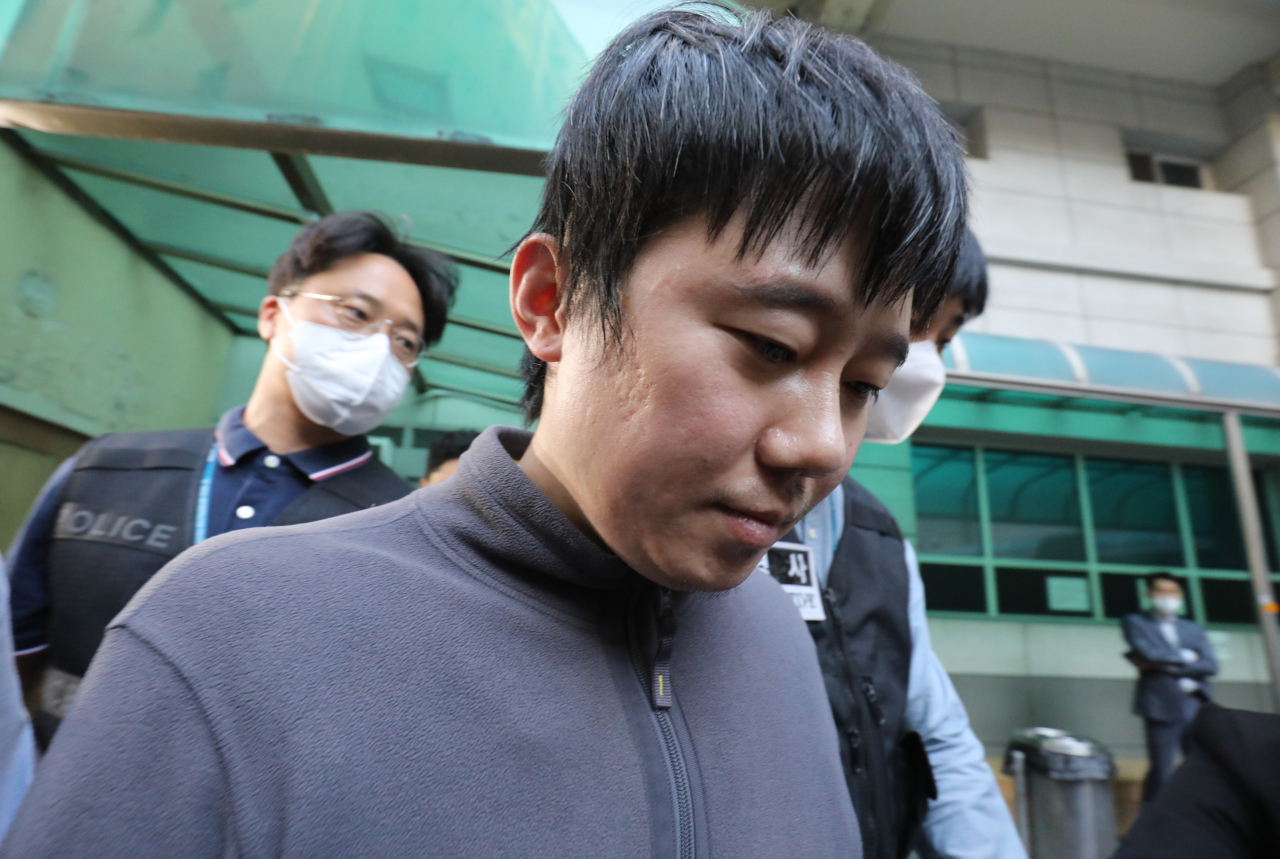 Jeon Joo-hwan, suspect of murder of a Seoul Metro employee at Sindang Station, leaves Seoul Namdaemun Police Station on Sept. 21. (Yonhap)