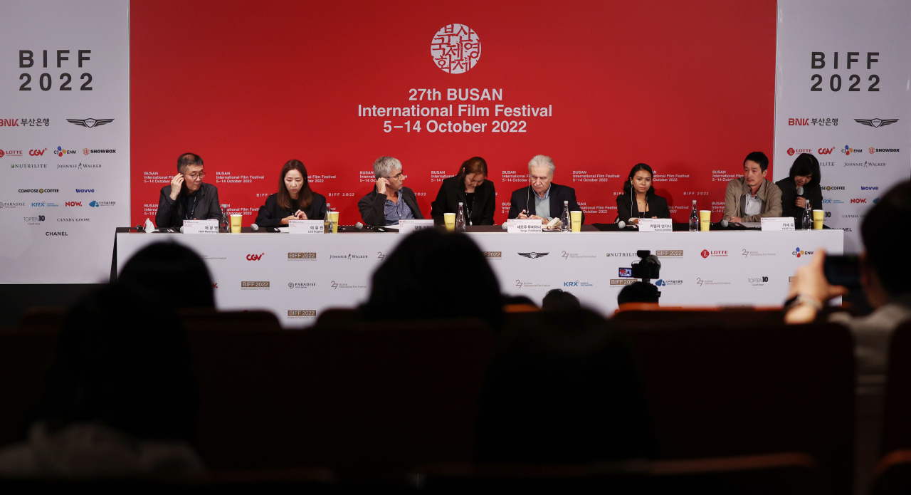 From left: Busan International Film Festival director Huh Moon-young, producer Lee Eugene, directors Alain Guiraudie, jury president Serge Toubiana, director Kamila Andini and actor Ryo Kase attend a press conference at the KNN Theater in Busan on Thursday. (Yonhap)