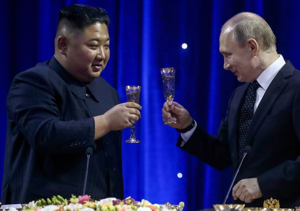 North Korean leader Kim Jong-un toasts Russian President Vladimir Putin during a post-summit dinner at the Far Eastern Federal University in Vladivostok, Russia, on April 25, 2019. (TASS-Yonhap)