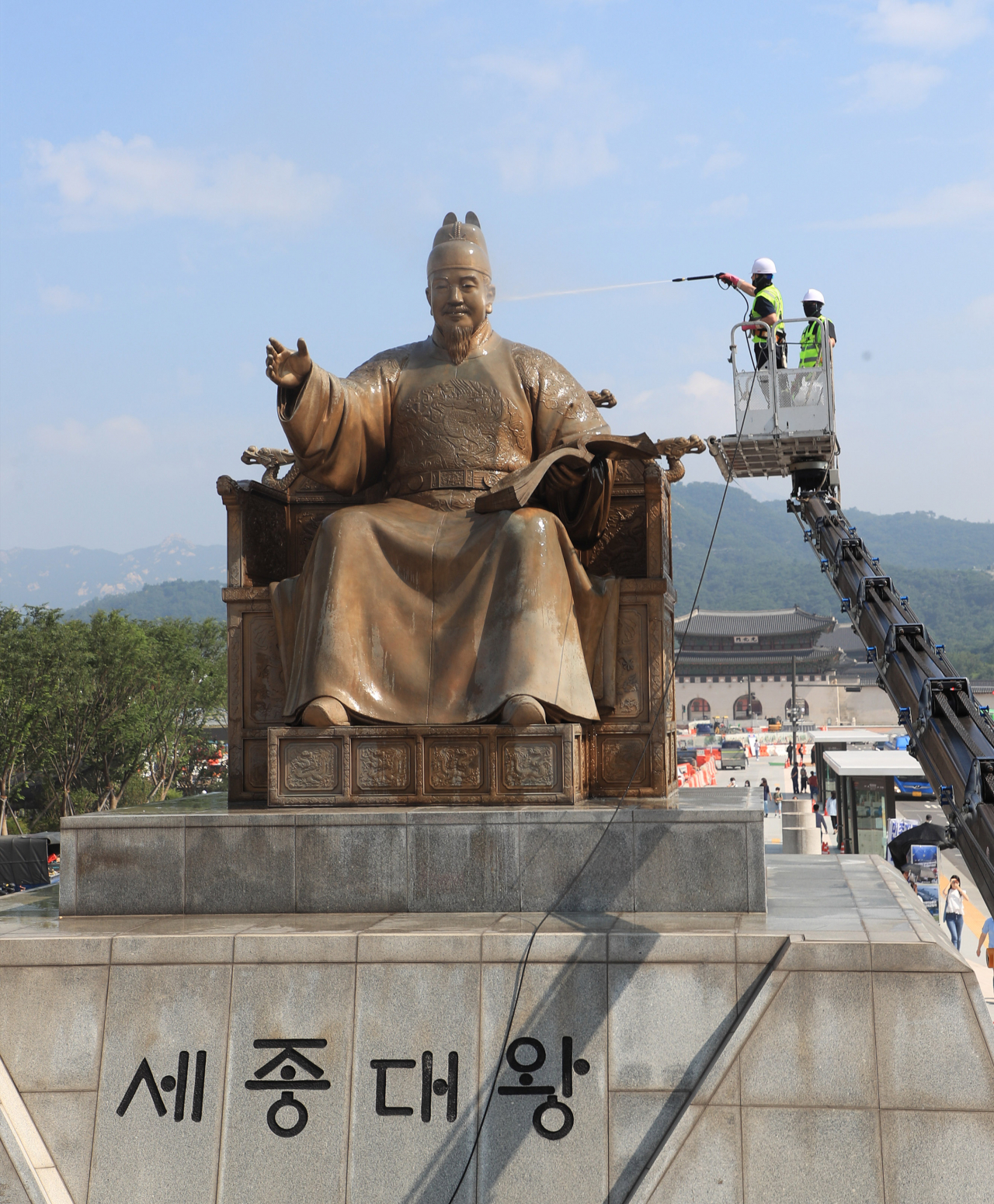 Statue of King Sejong in Jongno, Seoul (Im Se-jun/The Korea Herald)