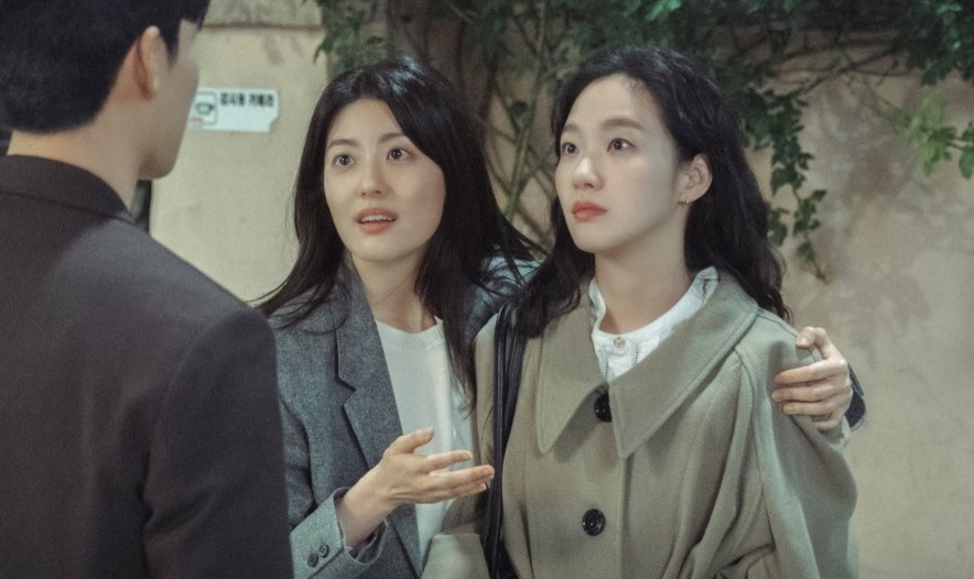 A still image shows the eldest and middle sisters -- Oh In-joo (played by Kim Go-eun), right, and Oh In-kyung (Nam Ji-hyun) -- in 