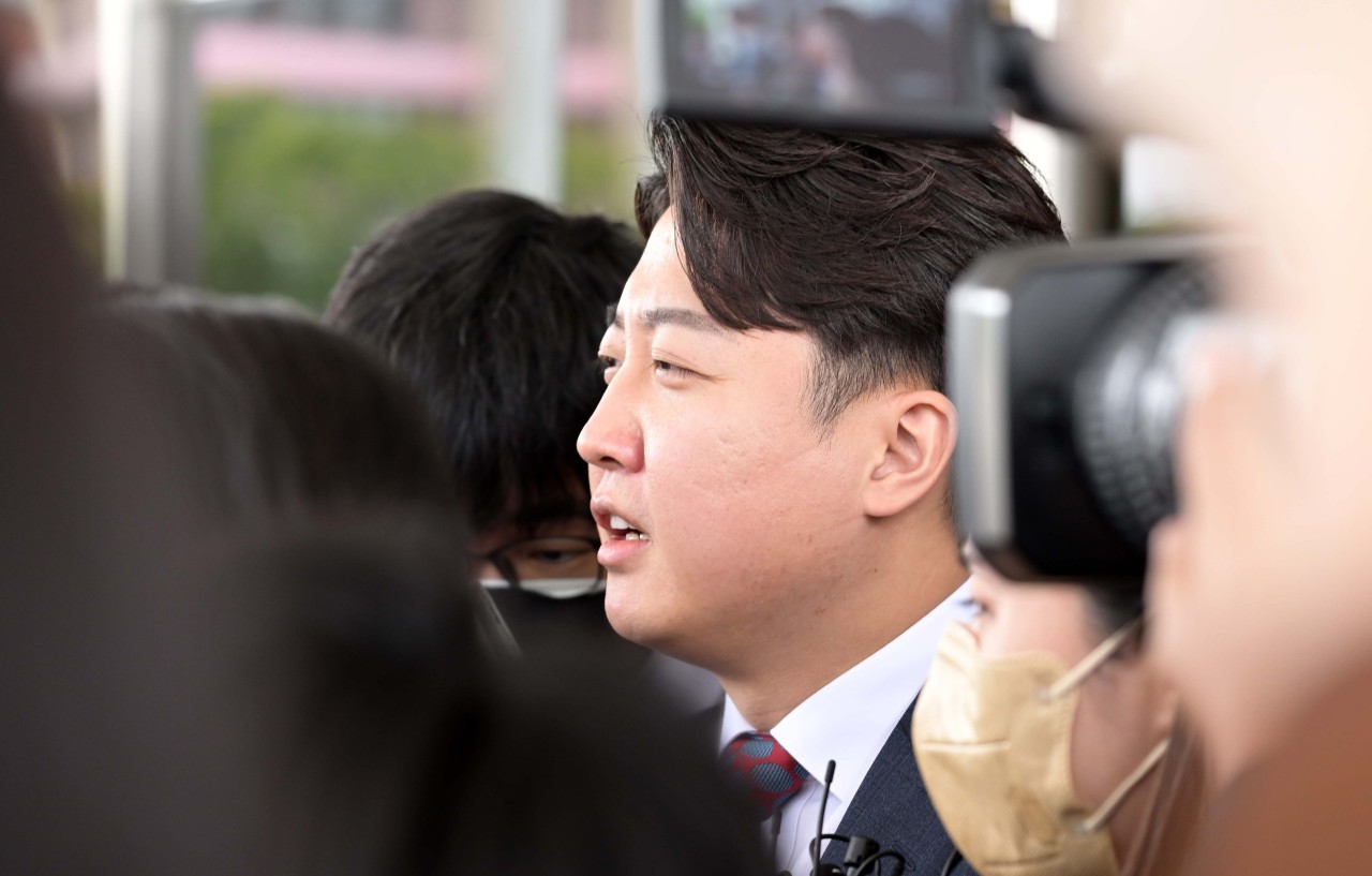 Former People Power Party Chairman Lee Jun-seok leaves the Seoul Southern District Court after attending a questioning for an injunction request on Sept. 28. (Joint Press Corps)