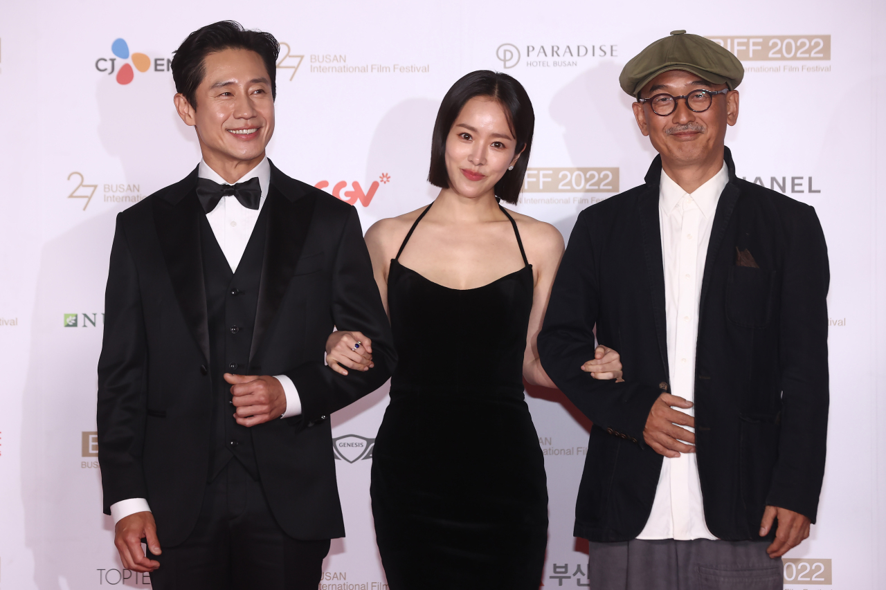 From left: Shin Ha-kyun, Han Ji-min and director Lee Joon-ik pose for photos during a red carpet event at the 27th Busan International Film Festival on Wednesday. (Yonhap)