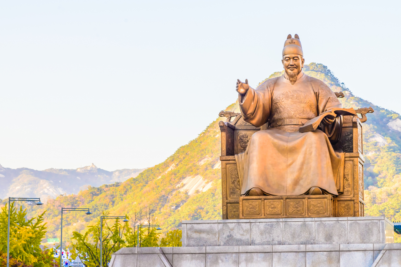 The statue of King Sejong at Gwanghwamun Square in central Seoul (rf123)