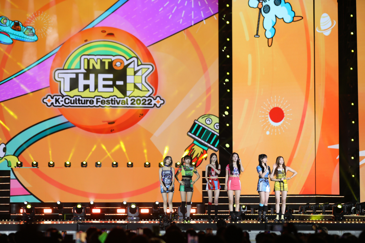 Girl group Ive performs during “The-K Concert” held at the Jamsil Olympic Stadium in southern Seoul on Friday. (Courtesy of 2022 K-Culture Festival)