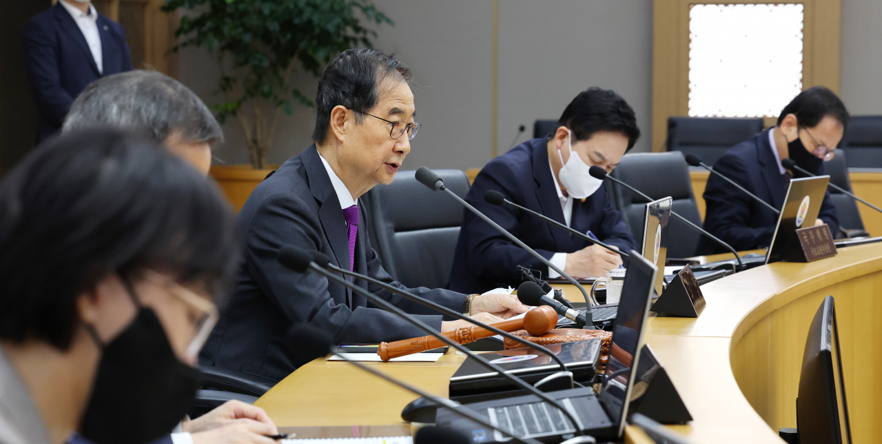 Prime Minister Han Duck-soo (3rd from L) presides over a Cabinet meeting at the government complex in Seoul last Wednesday. (Yonhap)