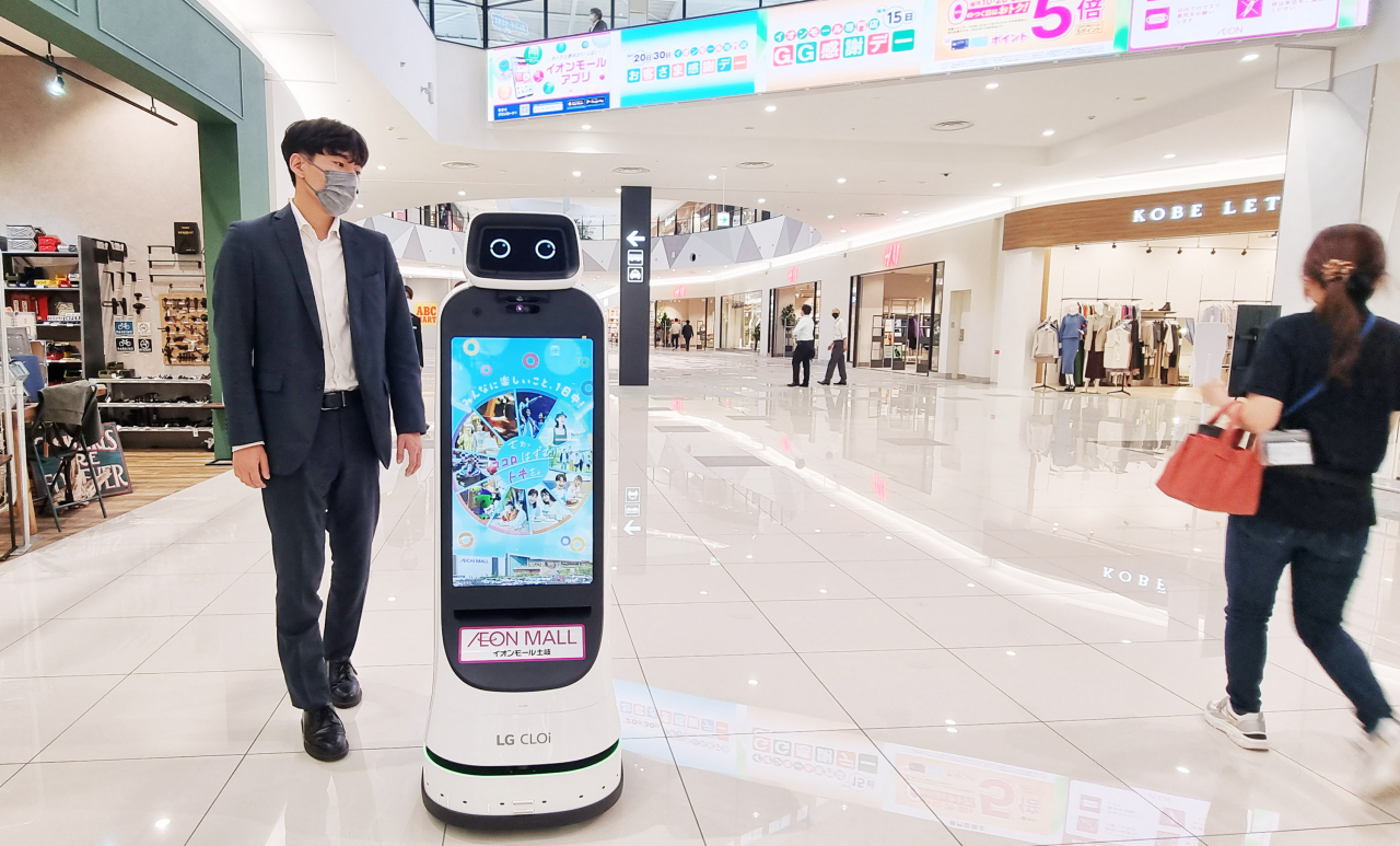 A CLOi GuideBot is seen interacting with a pedestrian at Aeon mall in Japan. (LG Electronics)