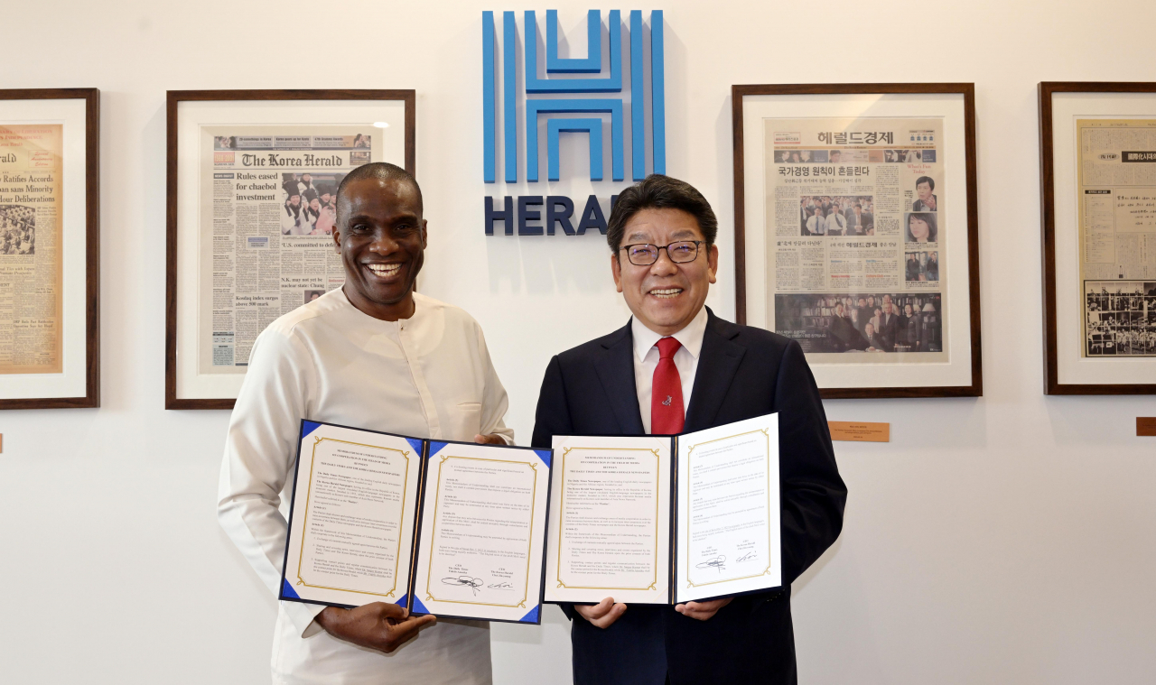The Korea Herald CEO Choi Jin-young(right) and Daily Times chairman Fidelis Anosike exchange greetings after signing a memorandum of understanding at The Korea Herald office in Yongsan-gu on Friday. (The Korea Herald)