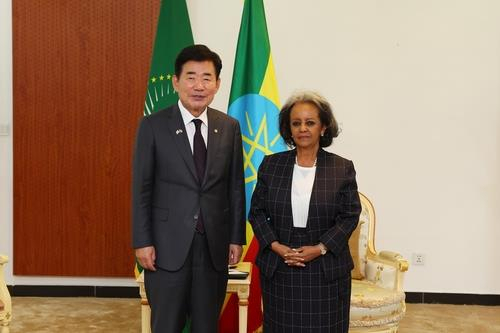 This photo, provided by National Assembly Speaker Kim Jin-pyo's office, shows Kim (L) and Ethiopian President Sahle-Work Zewde posing for a photo as they meet for talks in Addis Ababa on Sunday. (Kim Jin-pyo's office)