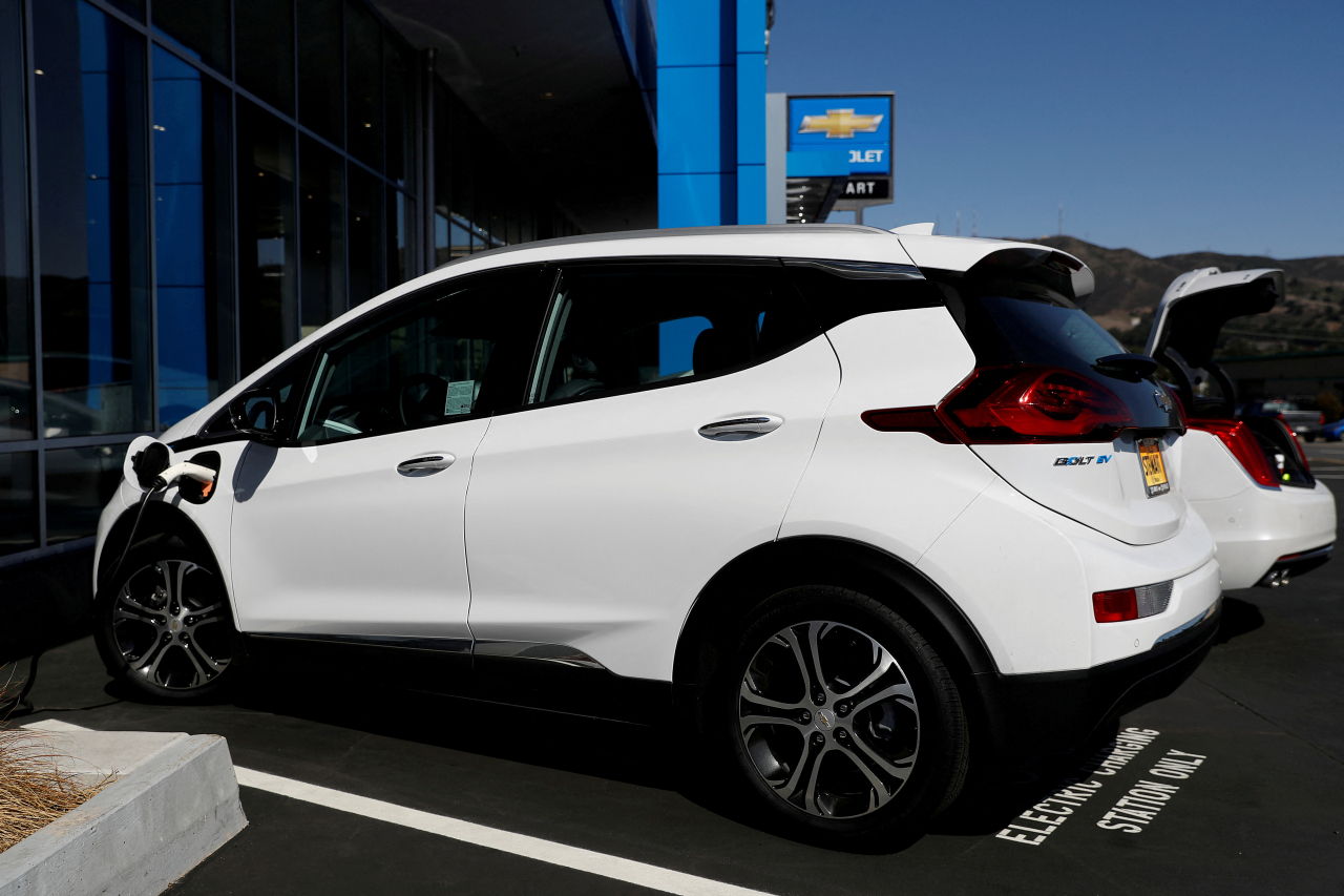 A Chevrolet Bolt electric vehicle is seen at Stewart Chevrolet in Colma, California, US in this file photo. The EV manufacturer, General Motors, is one of the automotive clients of Seoul-based lithium-ion battery cell maker LG Energy Solution. (Reuters-Yonhap)