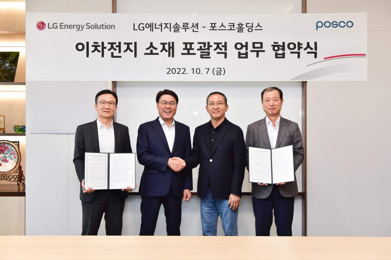 Posco Holidngs Chairman Choi Jeong-woo (second from left) and LG Energy Solution CEO Kwon Young-soo (third from left) pose for a photo during a signing ceremony Friday at LG Energy Solution headquarters in Seoul.  (LG Energy Solution)