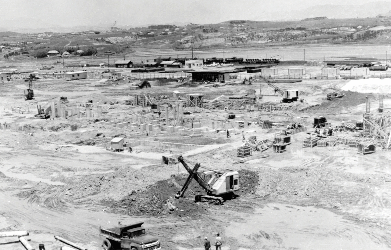 A refinery plant construction site of SK Innovation, formerly known as Korea Oil Corp., in 1963. (SK Innovation)