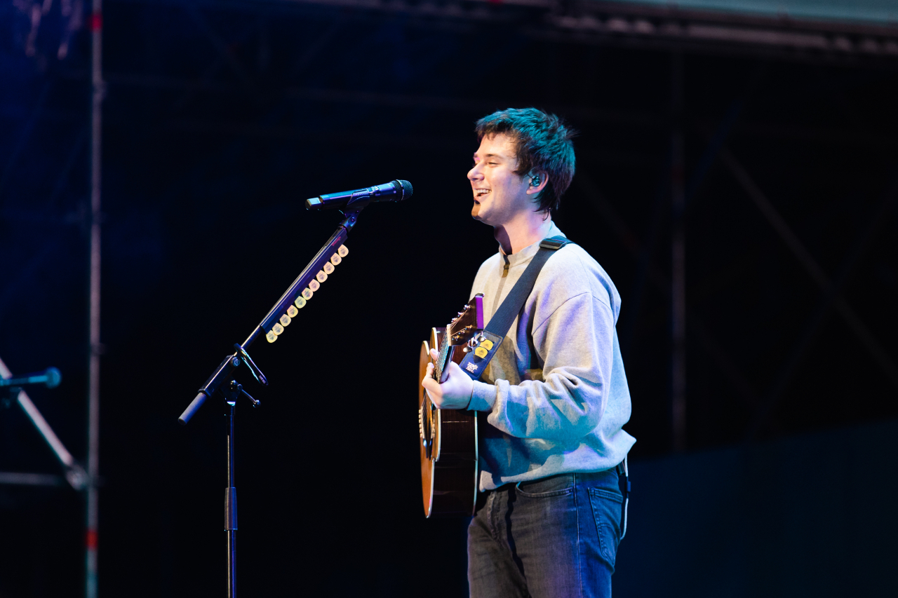 American singer-songwriter Alec Benjamin performs onstage at Seoul Jazz Festival at the Olympic Park’s 88 Jandi Madang, in southeastern Seoul, in May. (Private Curve)