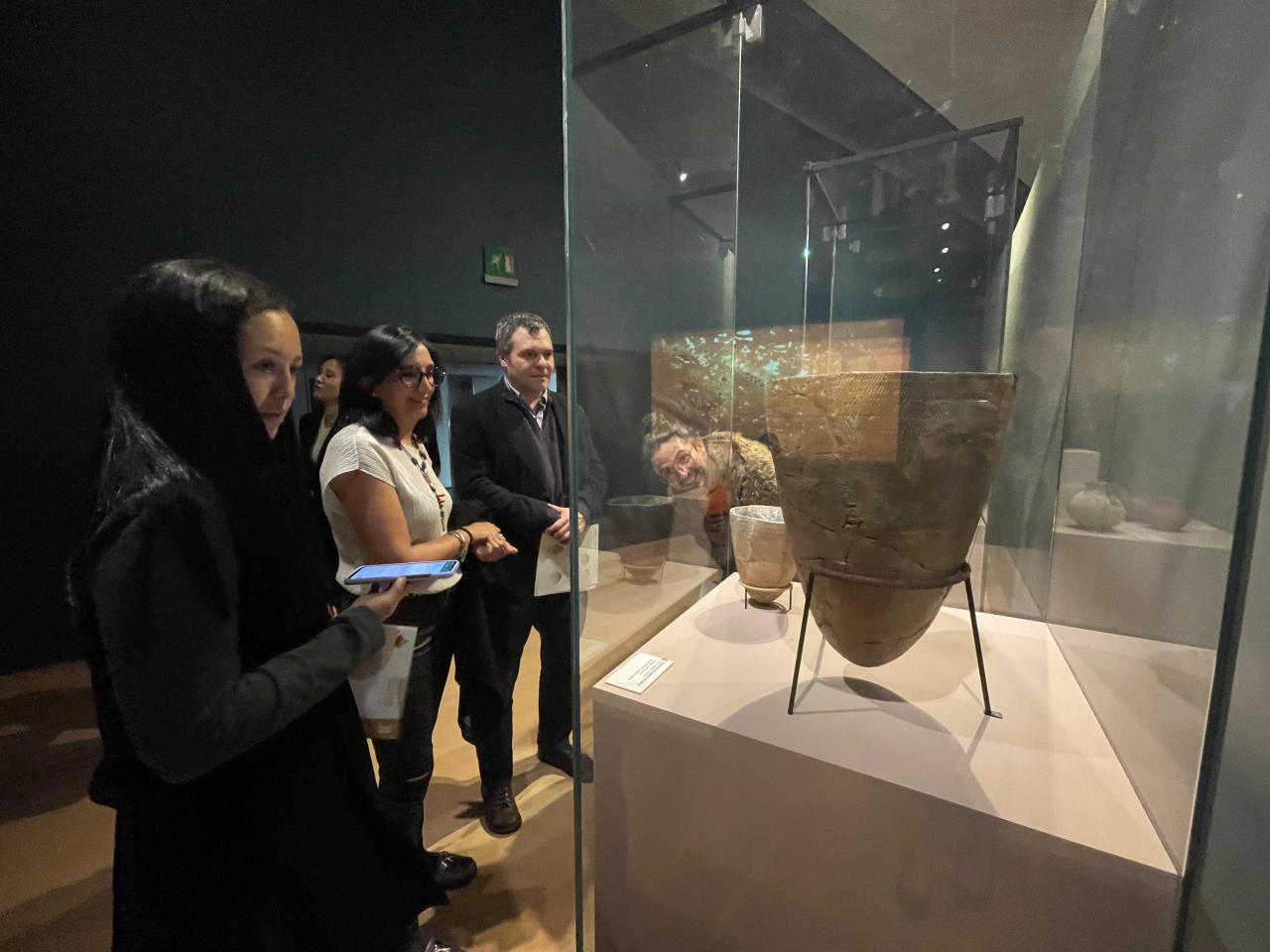 Visitors look at comb-pattern pottery from the Neolithic period at the Museum of Gold’s special exhibition on traditional Korean earthenware and ceramics in Bogota, Colombia, Friday. (NMK)