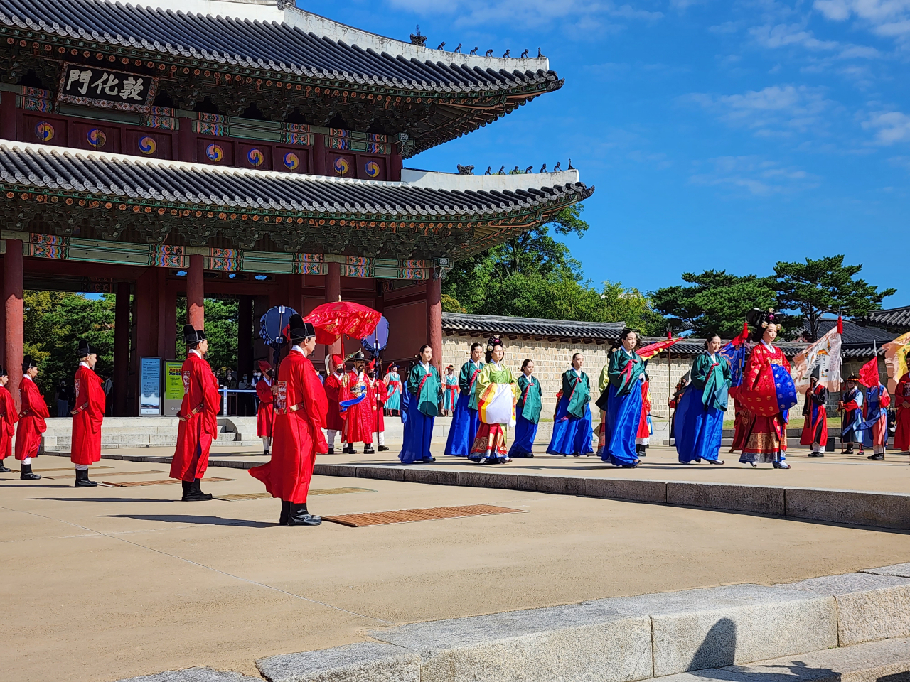 Actors playing Lady Hyegyeong (front) and King Jeongjo (back) set off on a royal parade from Changdeokgung in Seoul, Saturday. (Hwang Dong-hee/The Korea Herald)