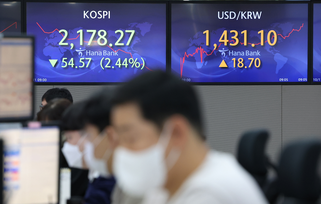 An electronic billboard showing the Korea Composite Stock Price Index (KOSPI) in the dealing room of Hana Bank headquarters in Seoul on Tuesday.  (union)