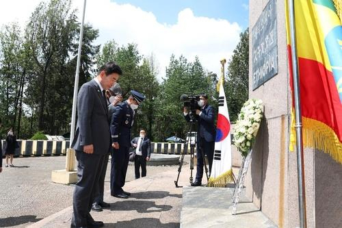 National Assembly Speaker Kim Jin-pyo (L) pays respect to Ethiopian veterans that fought for South Korea in the 1950-53 Korean War in front of the Korean War Memorial in Addis Ababa on Monday, in this photo provided by Kim's office. (Kim Jin-pyo's office)