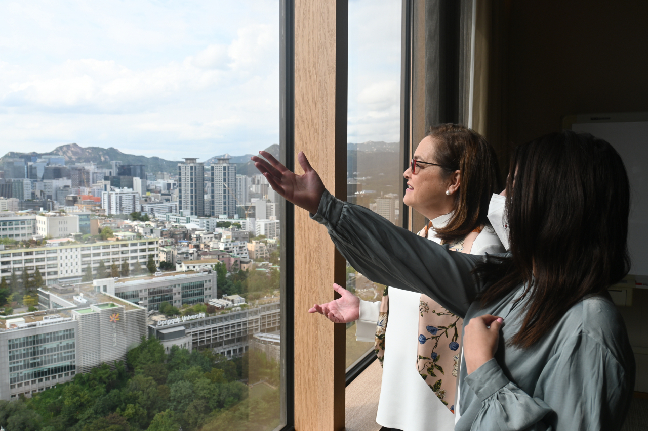 El Salvador Embassy Minister counselor Marcela Alejandra Garcia Sosa shows Namsan Tower or Seoul Tower visible from the Shilla Hotel in Seoul to El Salvador foreign minister Alexandra Hill Tinoco during an interview with The Korea Herald at Shilla Hotel in Jung-gu, Seoul, on Thursday.(Sanjay Kumar/The Korea Herald)