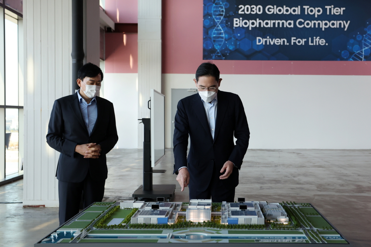 Samsung Electronics Vice Chairman Lee Jae-yong (right) and Samsung Biologics CEO John Rim look at Samsung Biologics' first Biocampus model at the company's fourth plant in Songdo, which began partial operations on Tuesday. (Samsung Electronics)