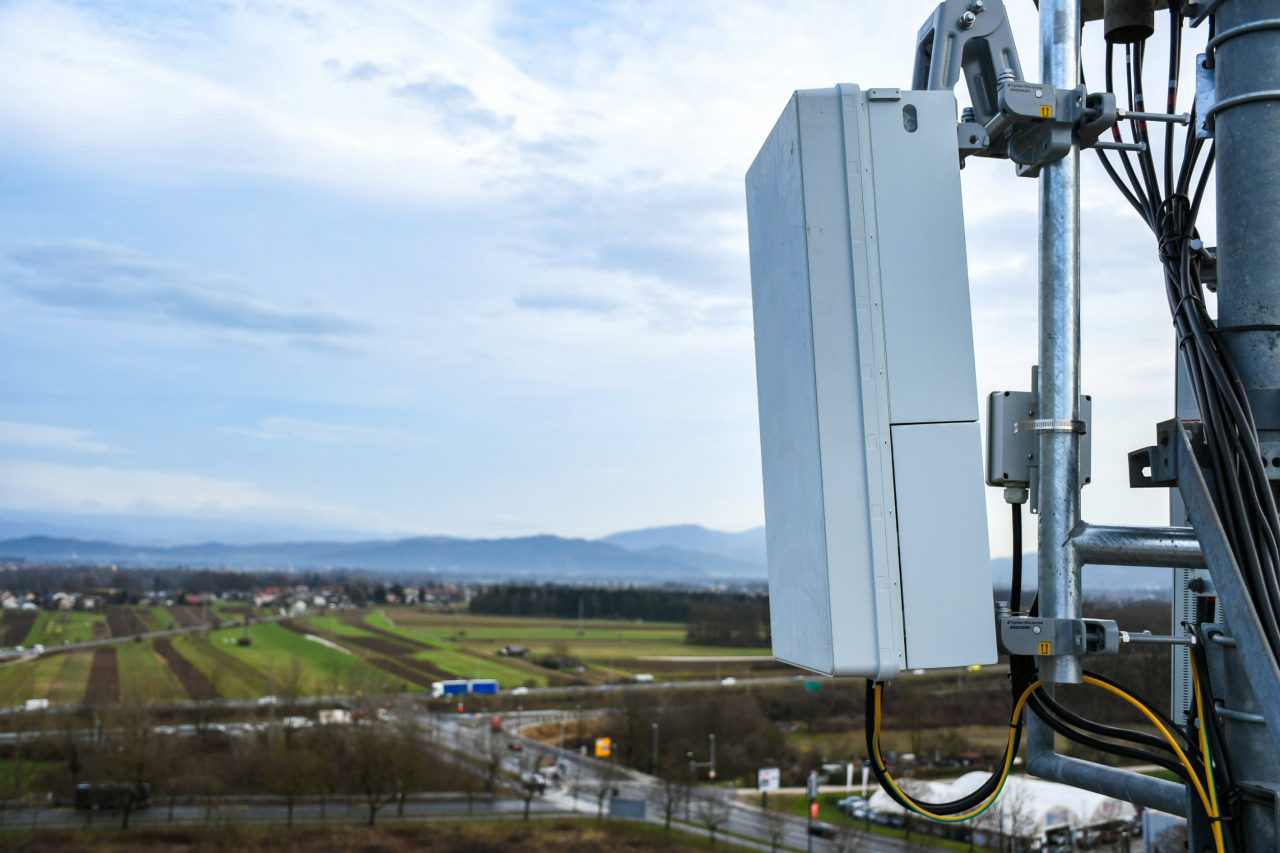 A fifth-generation new radio telecommunication network antenna mounted on a metal pole (123rf))
