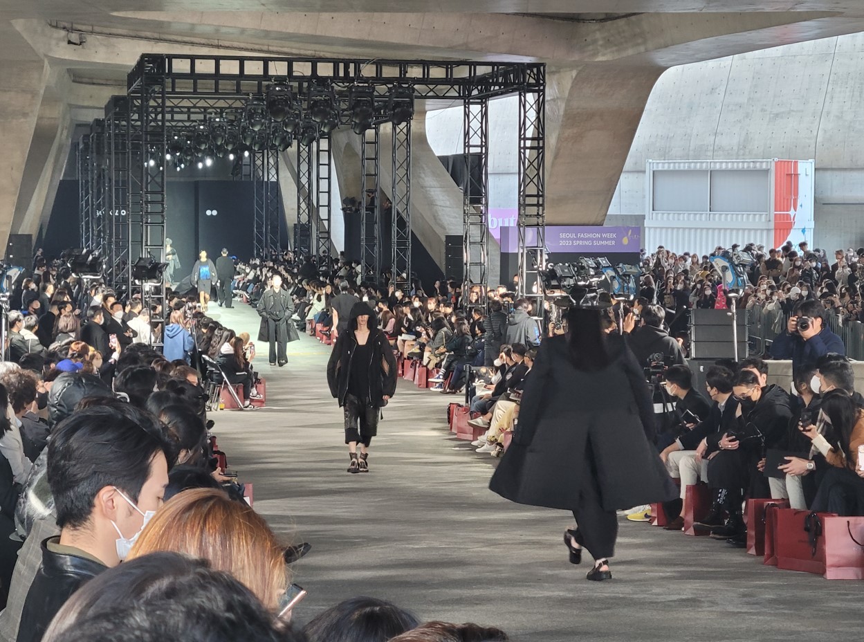 Models present Songzio's spring-summer 2023 collection at Dongdaemun Design Plaza in Seoul, Tuesday. (Park Yuna/The Korea Herald)