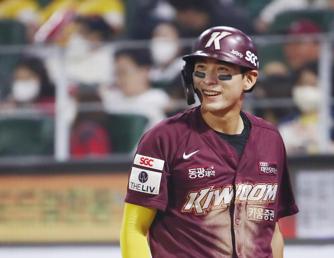 In this file photo from Sept. 30, Lee Jung-hoo of the Kiwoom Heroes smiles after scoring a run against the SSG Landers during the top of the 10th inning of a Korea Baseball Organization regular season game at Incheon SSG Landers Field in Incheon, some 30 kilometers west of Seoul. (Yonhap)