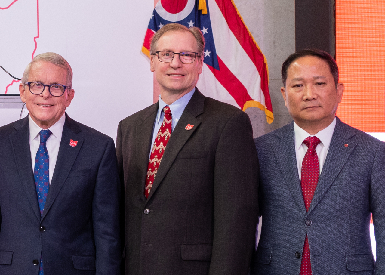 From left: Ohio Governor Mike DeWine, American Honda Motor Executive Vice President Bob Nelson and Choi Suk-won, senior vice president and group leader of North America production at LG Energy Solution, pose at the joint venture announcement Tuesday at the Ohio Statehouse in Columbus, Ohio. (Honda)