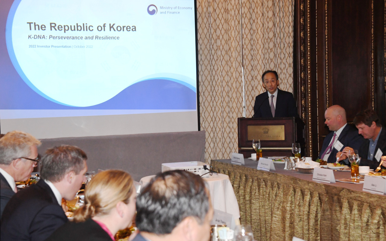 Deputy Prime Minister and Finance Minister Choo Kyung-ho speaks during a meeting with global investment bank executives in New York on Wednesday. (Ministry of Economy and Finance)