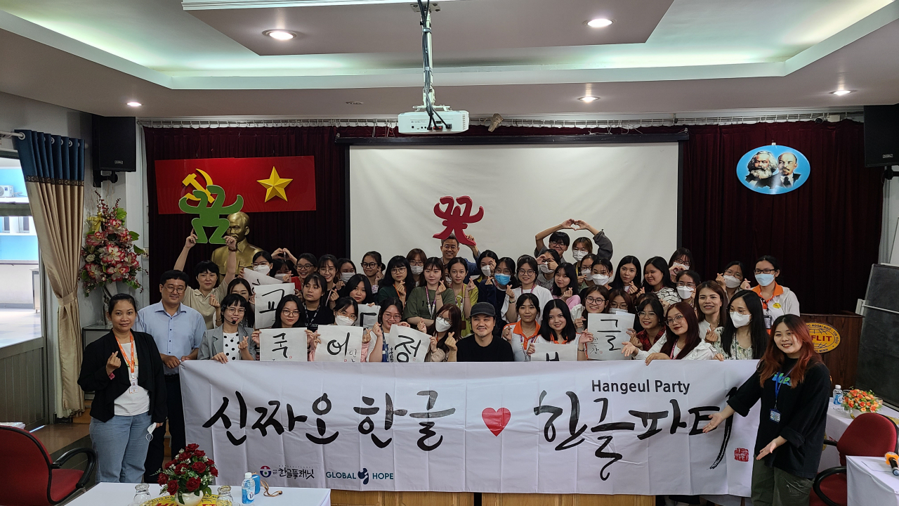 Participants pose with their Korean writing at a Hangeul Party event held in Ho Chi Minh City, Vietnam.(Art Token)