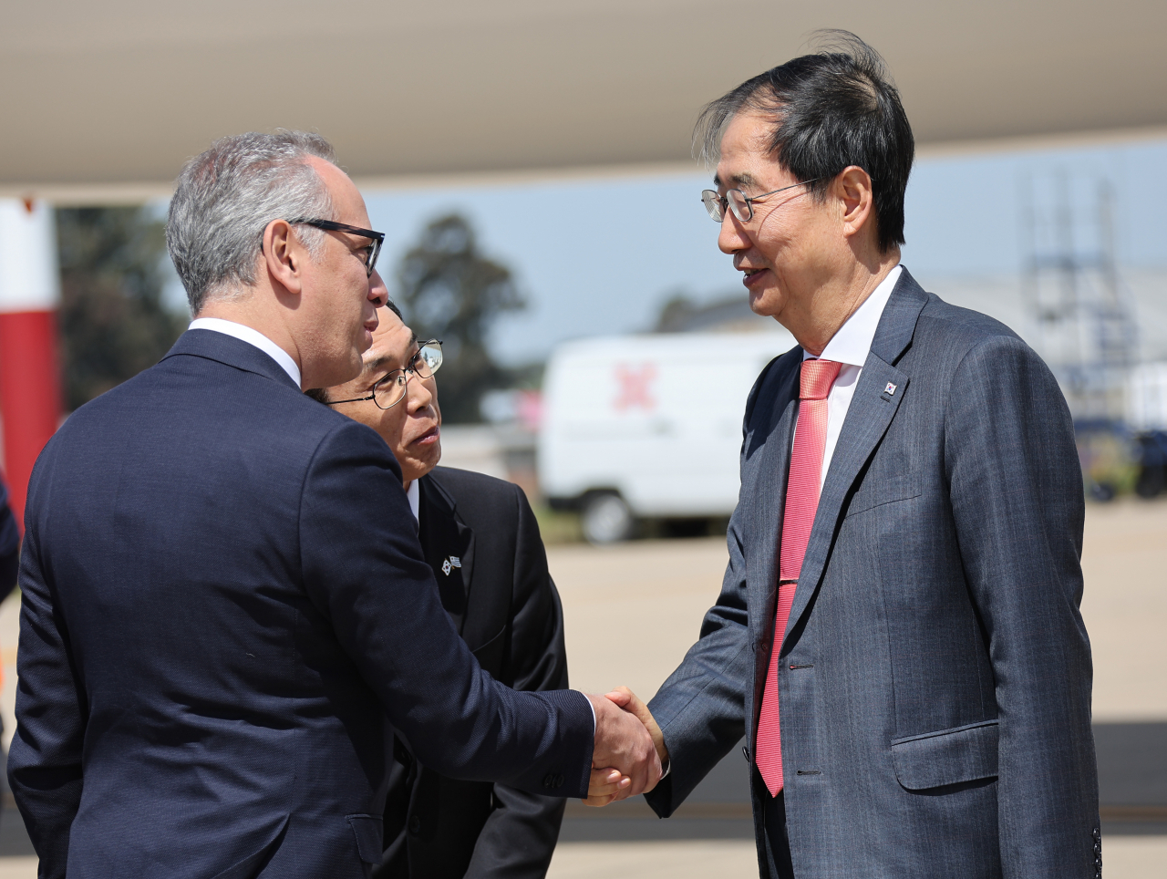 Prime Minister Han Duck-soo (R) is greeted by a Uruguayan official after arriving in Montevideo for an official visit on Wednesday. (Yonhap)