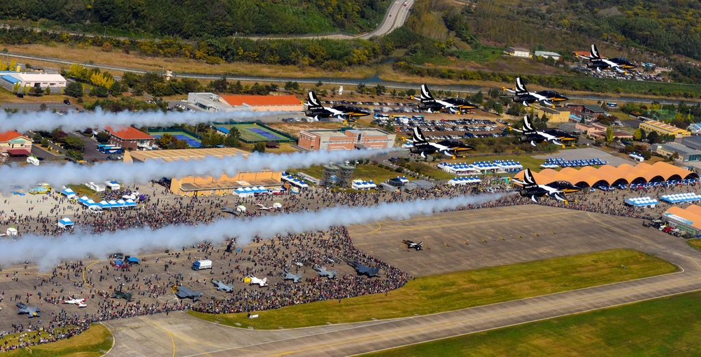 This file photo, provided by the Air Force on Thursday, shows the armed service's Black Eagles aerobatic team performing at the Sacheon Airshow in Sacheon, South Gyeongsang Province, in October 2018. (Air Force)