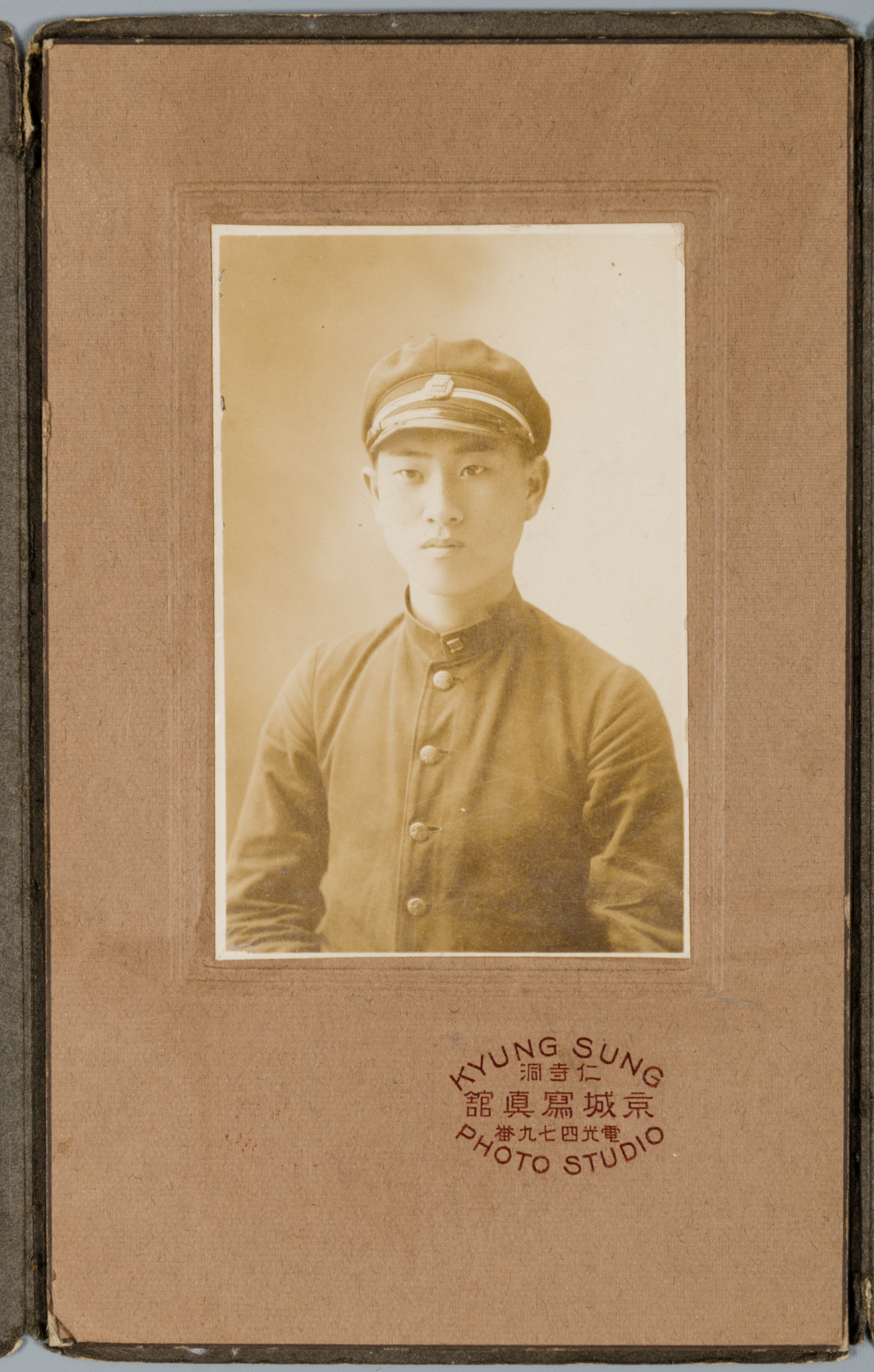 A portrait photo of a student taken at the Kyung Sung Photo Studio in the 1920s (Research Institute of Photographic Archives)