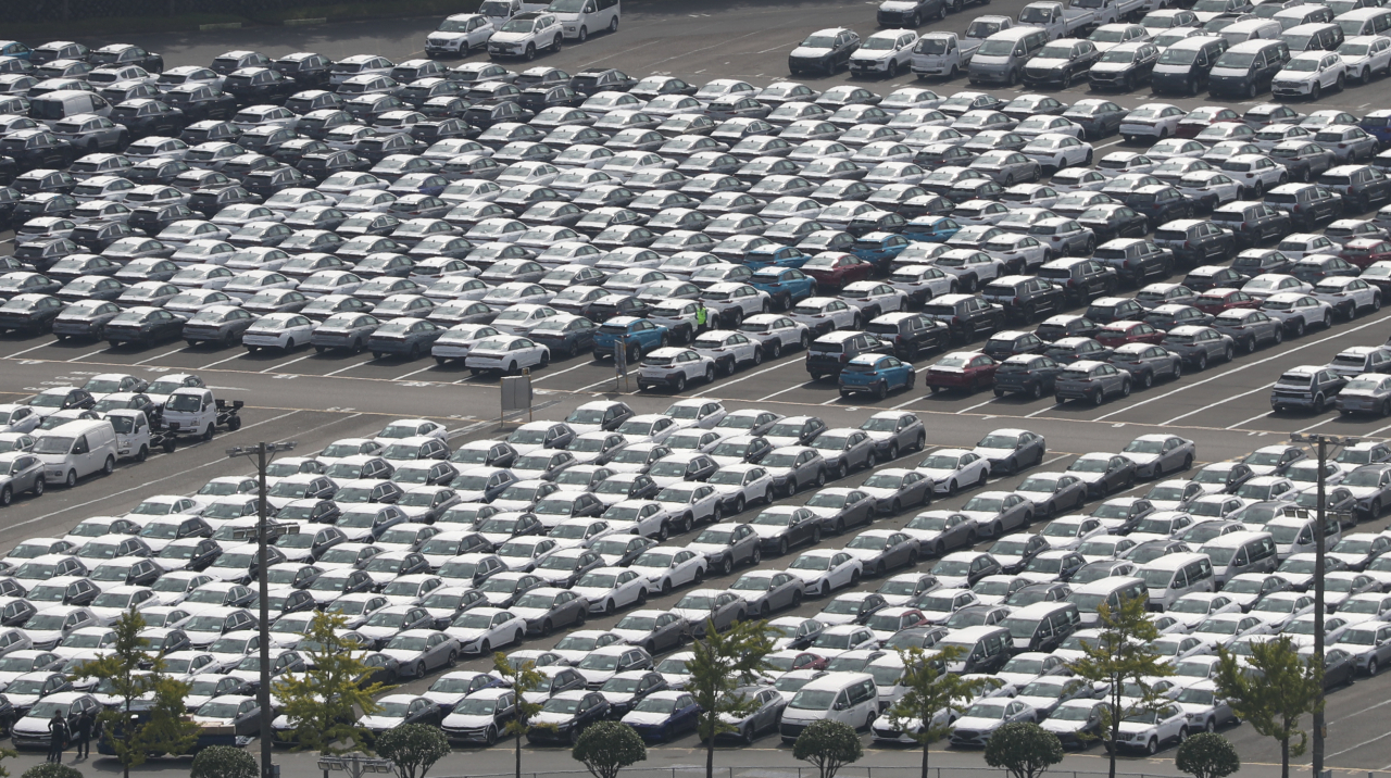 This file photo, taken Sept. 16, 2022, shows cars waiting to be shipped at Hyundai Motor Co.'s factory in the southeastern city of Ulsan. (Yonhap)