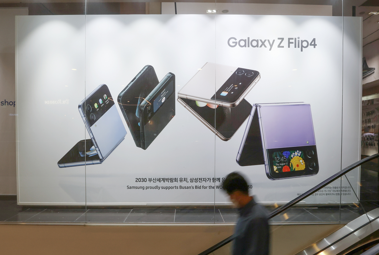 An advertisement board shows Samsung Electronics' latest smartphone Galaxy Z Flip4 at Samsung's Seoul office. (Yonhap)