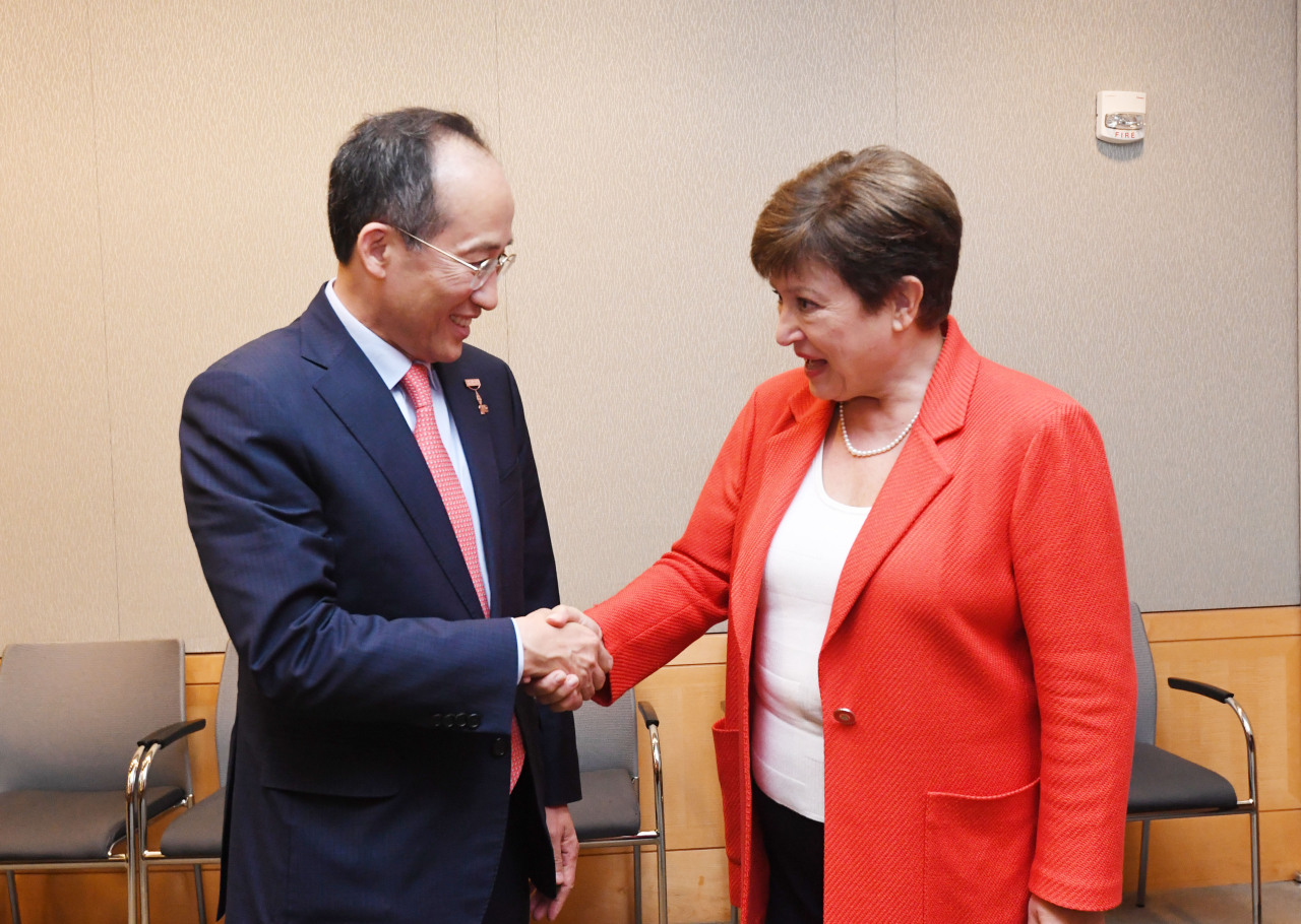 Korea’s Deputy Prime Minister and Finance Minister Choo Kyung-ho (left) shakes hands with International Monetary Fund Managing Director Kristalina Georgieva during a meeting at the organization’s headquarters in Washington, D.C. on Friday. (Finance Ministry)