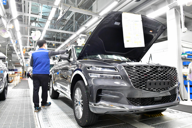 An employee works at assembly line at Hyundai Motor plant. (Hyundai Motor Group)