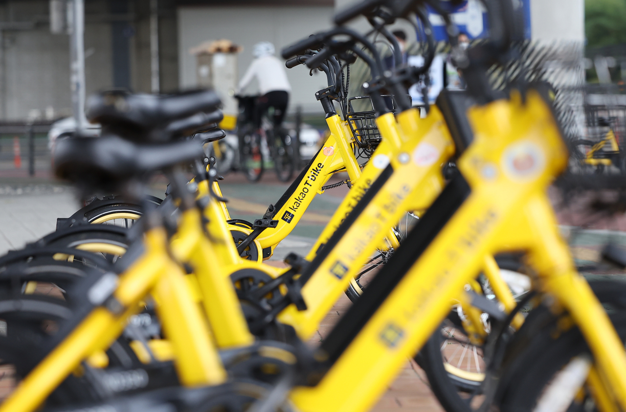 Kakao T electric bikes are parked near a subway station in Incheon on Sunday. After a power outage at its data center on Saturday, Kakao Corp.'s popular services, including Kakao Talk, suffered operational disruptions for hours over the weekend. (Yonhap)