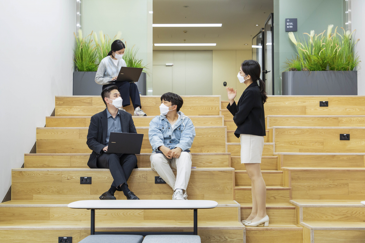 Employees are seen working at a Samsung Electronics co-working space in Gangnam, Seoul. (Samsung Electronics)