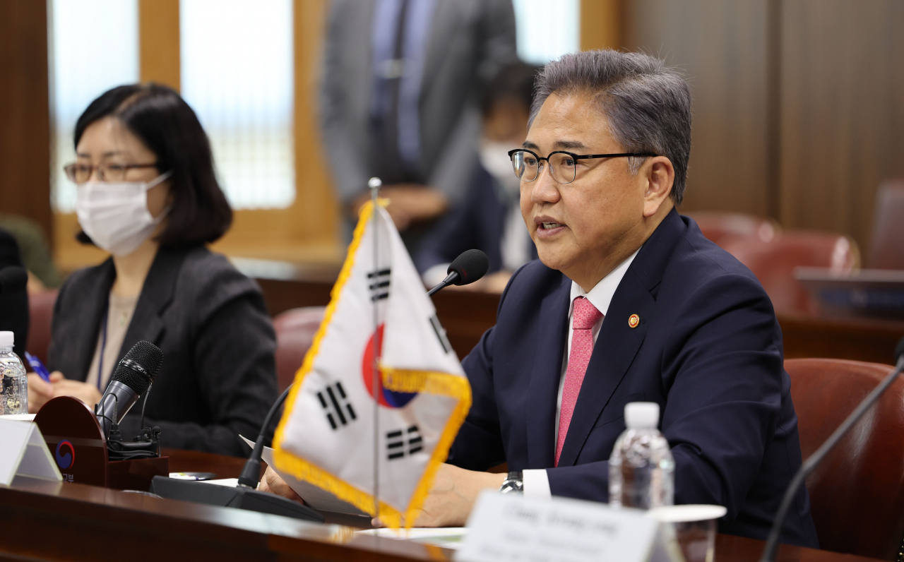 South Korean Foreign Minister Park Jin speaks at a ministry meeting in Seoul on Oct. 11. (Yonhap)