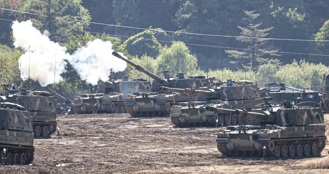 South Korean army howitzers take up positions in Paju, near the border with North Korea, on Monday. (Yonhap)