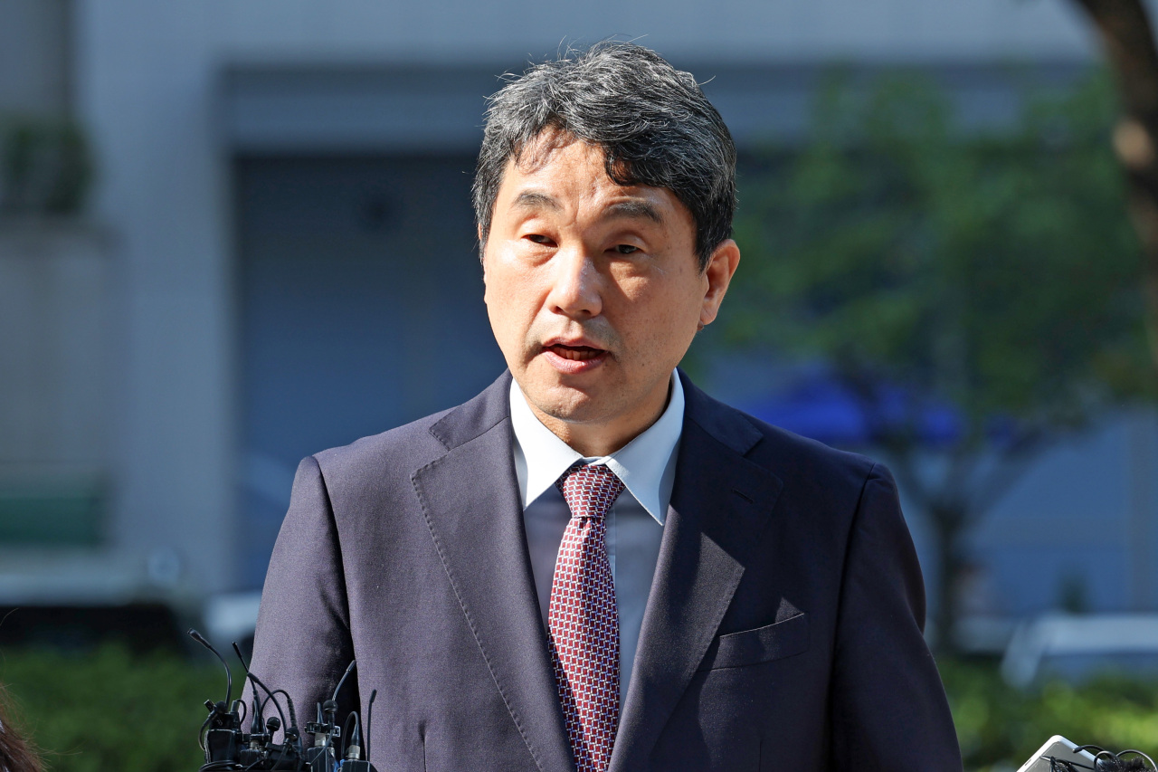 Education Minister nominee Lee Ju-ho speaks to the press on his way to the office in central Seoul on Sept. 28. (Yonhap)