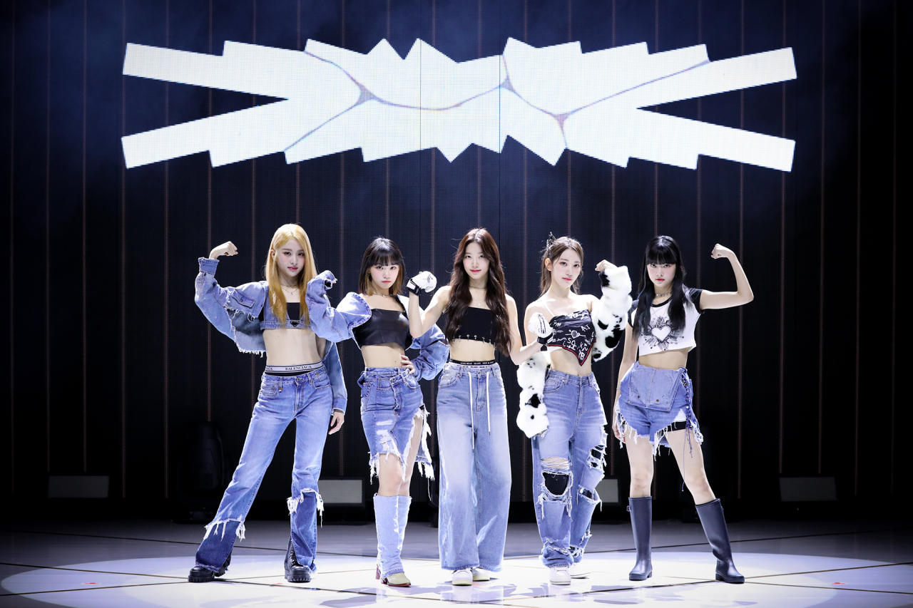 Rookie girl group Le Sserafim poses for photos during a press showcase event for its second EP, “Antifragile,” held at Yonsei University's Centennial Hall in western Seoul, Monday. (Source Music)