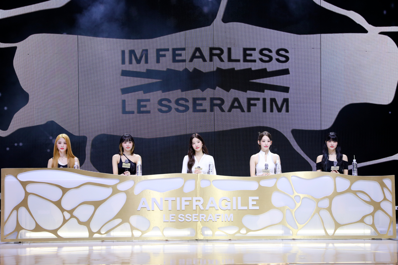 Rookie girl group Le Sserafim answers questions from local reporters during a press showcase event for its second EP, “Antifragile,” held at Yonsei University's Centennial Hall in western Seoul, Monday. (Source Music)